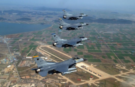 资料图:驻扎在韩国群山空军基地的美军f-16战斗机.
